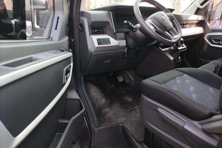 Used Dongfeng Yufeng 2023 V9+ 2.0T Automatic Front-Wheel-Drive Short Wheelbase Mid-Roof Design—5/6-Seater Interior 3