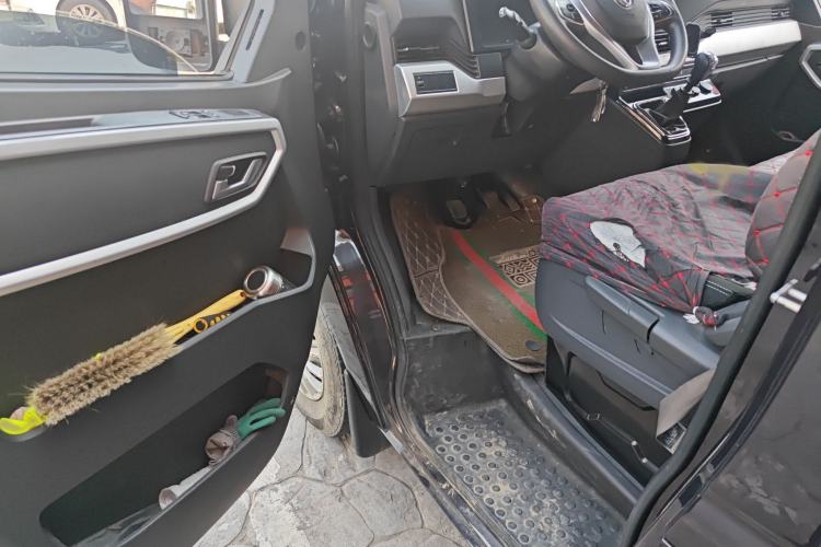 Used Dongfeng Yufeng 2023 V9+ 2.0T Manual Front-Wheel-Drive Multi-Function Mid-Roof Van with 7/8/9 Seats Interior 3
