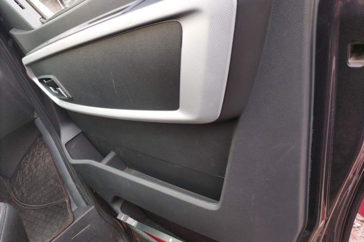 Used Dongfeng Yufeng 2023 V9+ 2.0T Automatic Front-Wheel-Drive Short Wheelbase Mid-Roof Design—5/6-Seater Interior 5