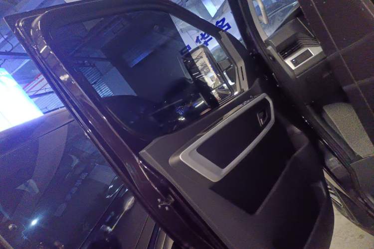 Used Dongfeng Yufeng 2023 V9+ 2.0T Automatic Front-Wheel-Drive Short Wheelbase Mid-Roof Design—5/6-Seater Interior 7