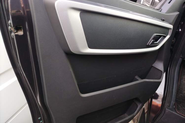 Used Dongfeng Yufeng 2023 V9+ 2.0T Automatic Front-Wheel-Drive Short Wheelbase Mid-Roof Design—5/6-Seater Interior 7