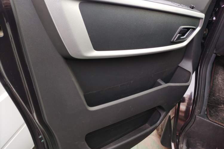Used Dongfeng Yufeng 2023 V9+ 2.0T Automatic Front-Wheel-Drive Short Wheelbase Mid-Roof Design—5/6-Seater Interior 8
