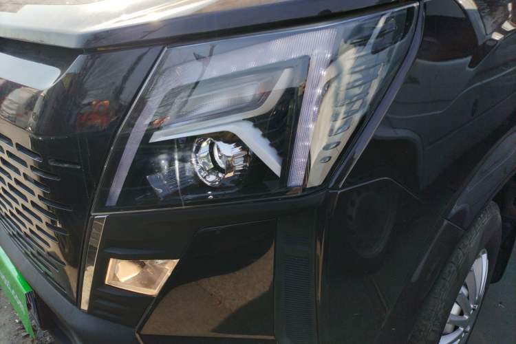Used Dongfeng Yufeng 2023 V9+ 2.0T Automatic Front-Wheel-Drive Short Wheelbase Mid-Roof Design—5/6-Seater Left Front Headlight