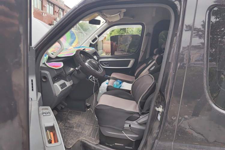 Used Dongfeng Yufeng 2023 V9+ 2.0T Manual Front-Wheel-Drive Multi-Function Mid-Roof Van with 7/8/9 Seats Left Front Seat