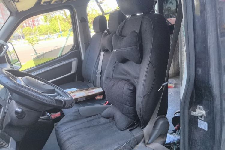 Used Dongfeng Yufeng 2023 V9+ 2.0T Manual Front-Wheel-Drive Multi-Function Mid-Roof Van with 7/8/9 Seats Left Front Seat