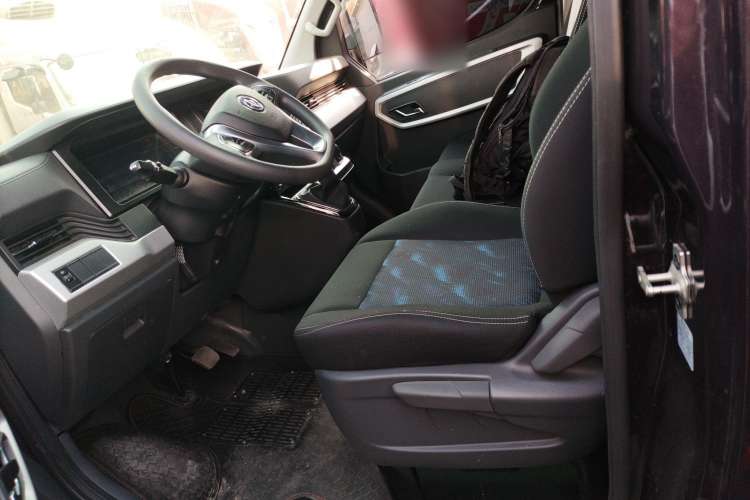 Used Dongfeng Yufeng 2023 V9+ 2.0T Automatic Front-Wheel-Drive Short Wheelbase Mid-Roof Design—5/6-Seater Left Front Seat
