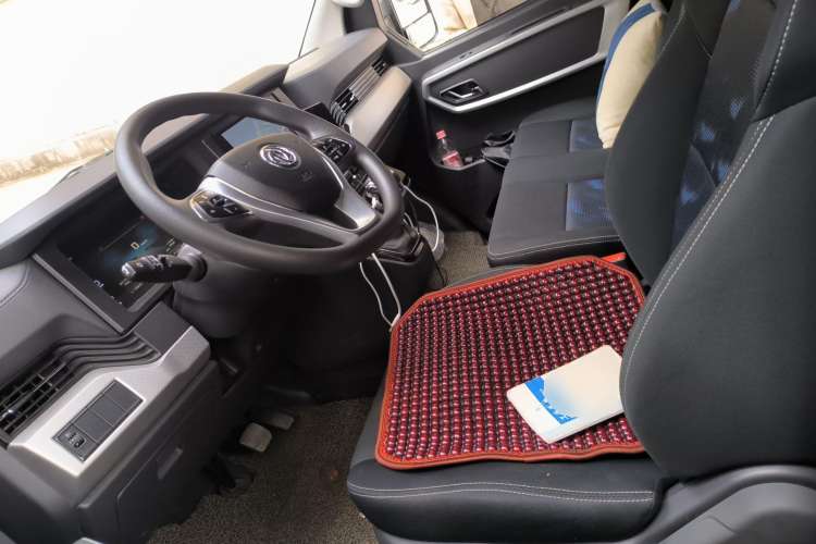 Used Dongfeng Yufeng 2023 V9+ 2.0T Automatic Front-Wheel-Drive Short Wheelbase Low-Roof Model with 5/6 Seats Left Front Seat