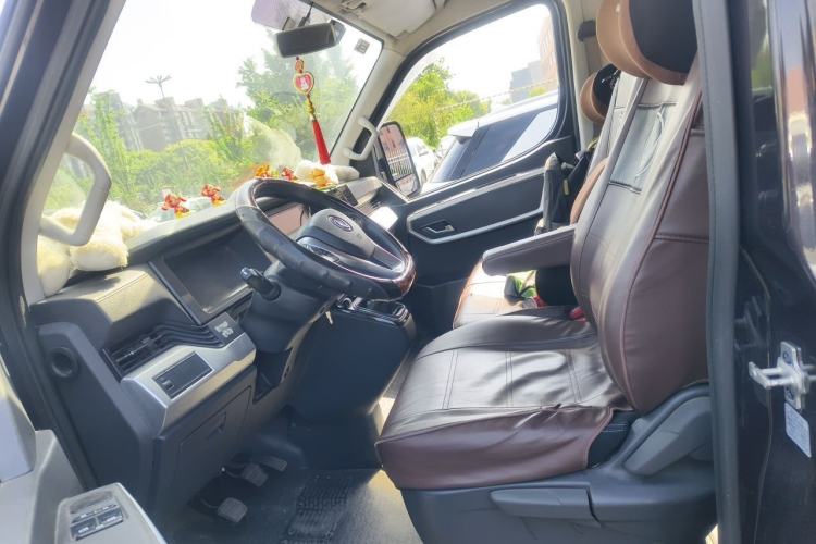 Used Dongfeng Yufeng 2023 V9+ 2.0T Manual Front-Drive Multi-Function Mid-Roof High-Roof 7/8/9-Seater Left Front Seat