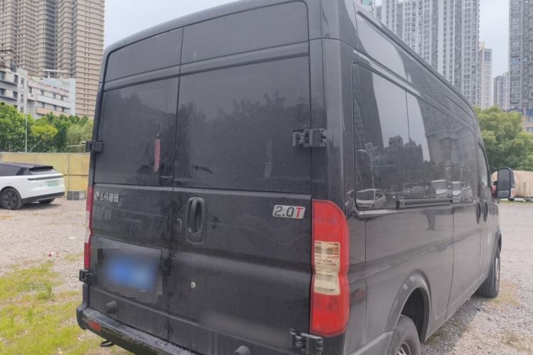 Used Dongfeng Yufeng 2023 V9+ 2.0T Manual Front-Wheel-Drive Multi-Function Mid-Roof Van with 7/8/9 Seats Rear