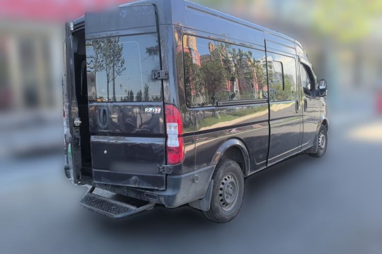 Used Dongfeng Yufeng 2023 V9+ 2.0T Manual Front-Wheel-Drive Multi-Function Mid-Roof Van with 7/8/9 Seats Rear Right 45 Deg