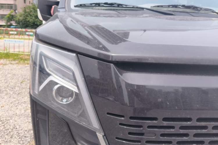 Used Dongfeng Yufeng 2023 V9+ 2.0T Manual Front-Wheel-Drive Multi-Function Mid-Roof Van with 7/8/9 Seats Right Front Headlight