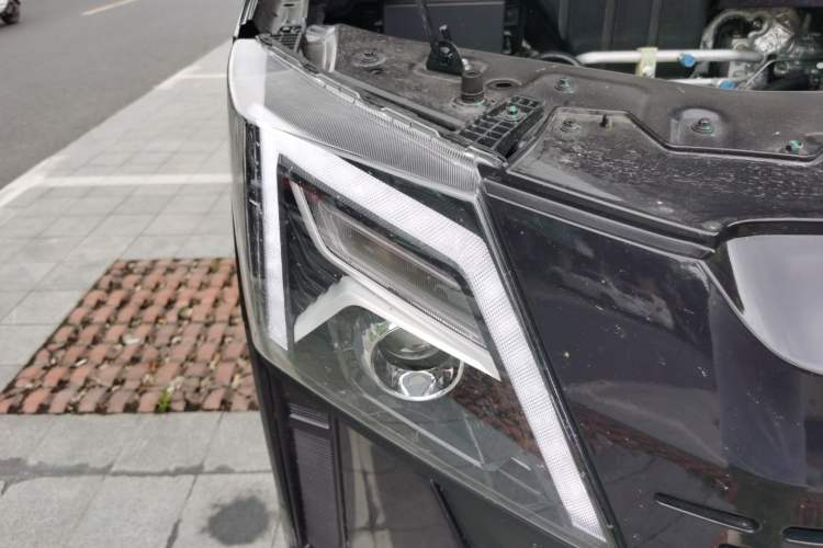 Used Dongfeng Yufeng 2023 V9+ 2.0T Manual Rear-Drive Multi-Function Mid-Height 7/8/9-Seater Right Front Headlight