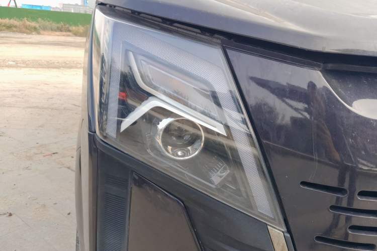 Used Dongfeng Yufeng 2023 V9+ 2.0T Manual Front-Wheel-Drive Multi-Function Mid-Roof Van with 7/8/9 Seats Right Front Headlight