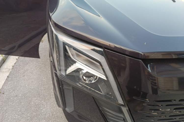 Used Dongfeng Yufeng 2023 V9+ 2.0T Manual Rear-Drive Multi-Function Mid-Height 7/8/9-Seater Right Front Headlight