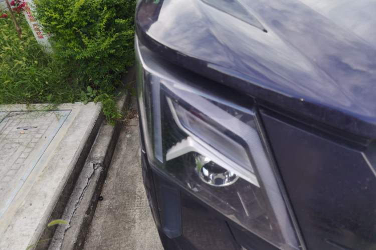 Used Dongfeng Yufeng 2023 V9+ 2.0T Automatic Front-Drive Multi-Function Mid-Roof 7/8/9-Seater Right Front Headlight