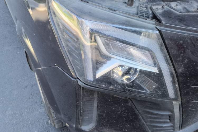Used Dongfeng Yufeng 2023 V9+ 2.0T Manual Front-Wheel-Drive Multi-Function Mid-Roof Van with 7/8/9 Seats Right Front Headlight