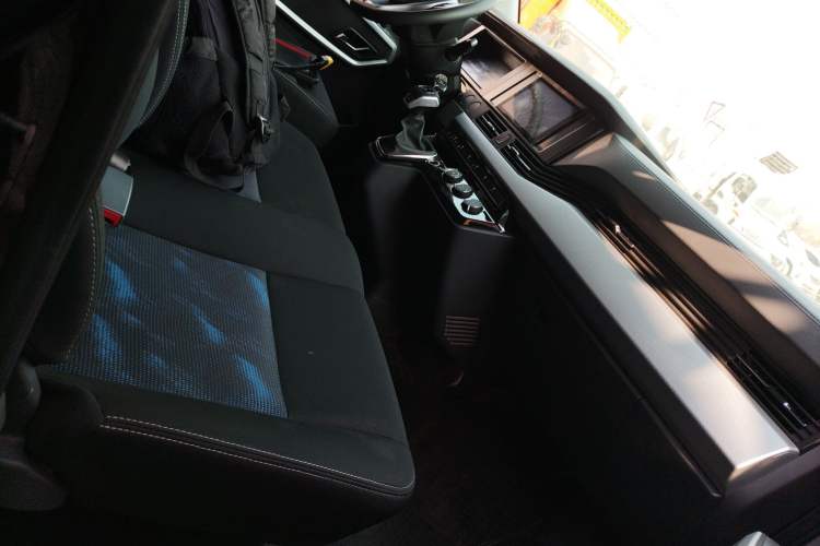 Used Dongfeng Yufeng 2023 V9+ 2.0T Automatic Front-Wheel-Drive Short Wheelbase Mid-Roof Design—5/6-Seater Right Front Seat