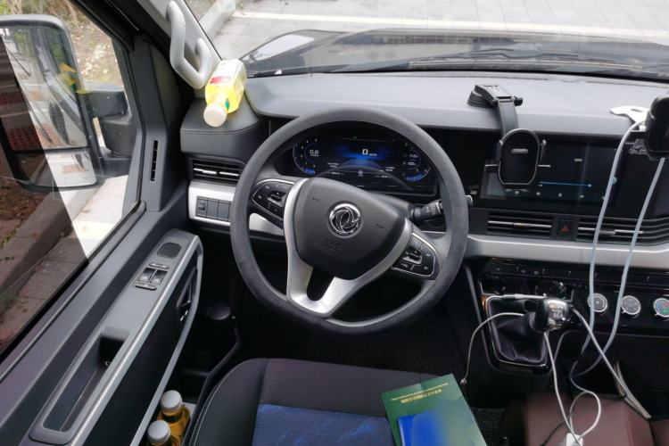 Used Dongfeng Yufeng 2023 V9+ 2.0T Manual Rear-Drive Multi-Function Mid-Height 7/8/9-Seater Steering Wheel