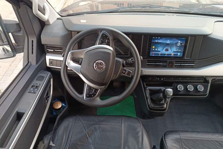 Used Dongfeng Yufeng 2023 V9+ 2.0T Manual Rear-Drive Multi-Function Mid-Height 7/8/9-Seater Steering Wheel