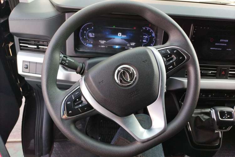 Used Dongfeng Yufeng 2023 V9+ 2.0T Automatic Front-Wheel-Drive Short Wheelbase Mid-Roof Design—5/6-Seater Steering Wheel