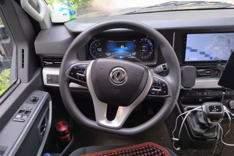 Used Dongfeng Yufeng 2023 V9+ 2.0T Automatic Front-Wheel-Drive Short Wheelbase Low-Roof Model with 5/6 Seats Steering Wheel