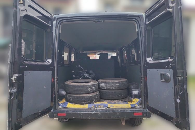 Used Dongfeng Yufeng 2023 V9+ 2.0T Manual Front-Wheel-Drive Multi-Function Mid-Roof Van with 7/8/9 Seats Trunk