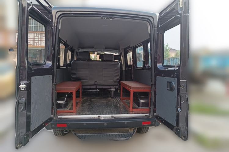 Used Dongfeng Yufeng 2023 V9+ 2.0T Manual Rear-Drive Multi-Function Mid-Height 7/8/9-Seater Trunk