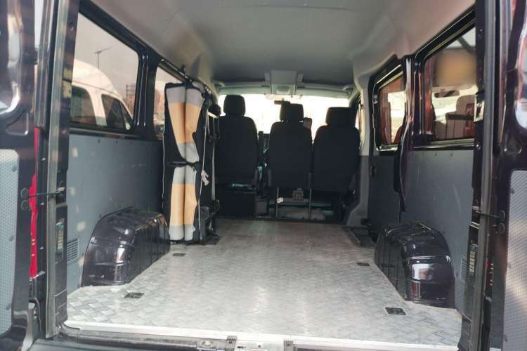 Used Dongfeng Yufeng 2023 V9+ 2.0T Automatic Front-Wheel-Drive Short Wheelbase Mid-Roof Design—5/6-Seater Trunk