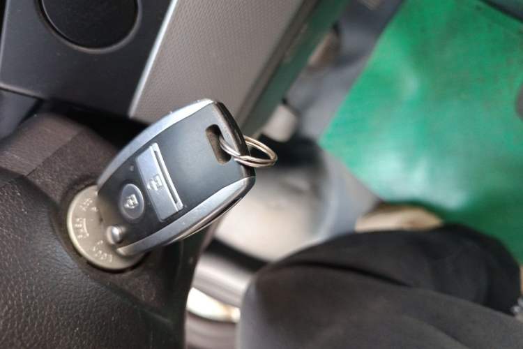 Used Dongfeng Yufeng 2023 V9+ 2.0T Manual Rear-Drive Multi-Function Mid-Height 7/8/9-Seater Vehicle Key