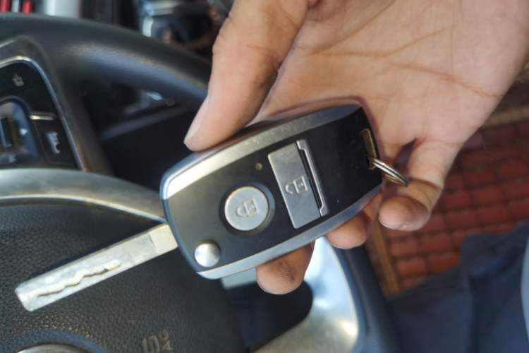 Used Dongfeng Yufeng 2023 V9+ 2.0T Automatic Front-Drive Multi-Function Mid-Roof 7/8/9-Seater Vehicle Key