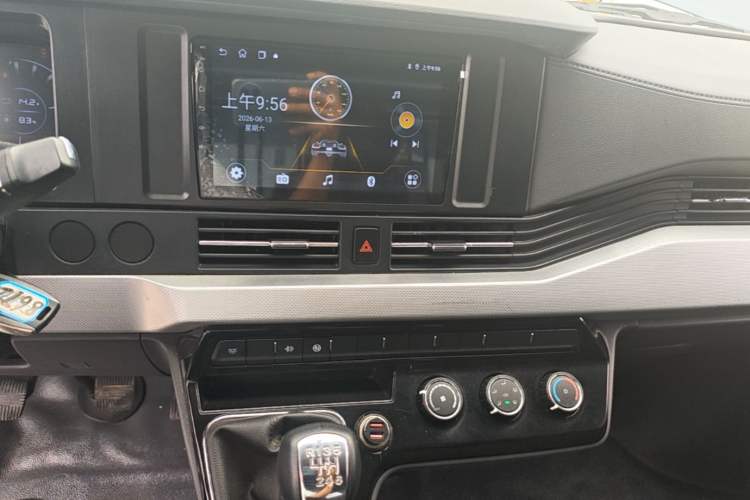 Used Dongfeng Yufeng 2023 V9+ 2.3T Manual Front-Drive Van Short Wheelbase Mid-Roof 3-Seater Audio And AC Panel