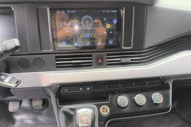 Used Dongfeng Yufeng 2023 V9+ 2.3T Manual Front-Drive Van Short Wheelbase Mid-Roof 3-Seater Audio And AC Panel