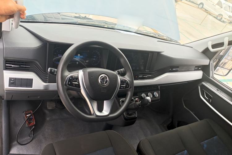Used Dongfeng Yufeng 2023 V9+ 2.3T Manual Front-Drive Van Short Wheelbase Mid-Roof 3-Seater Center Console