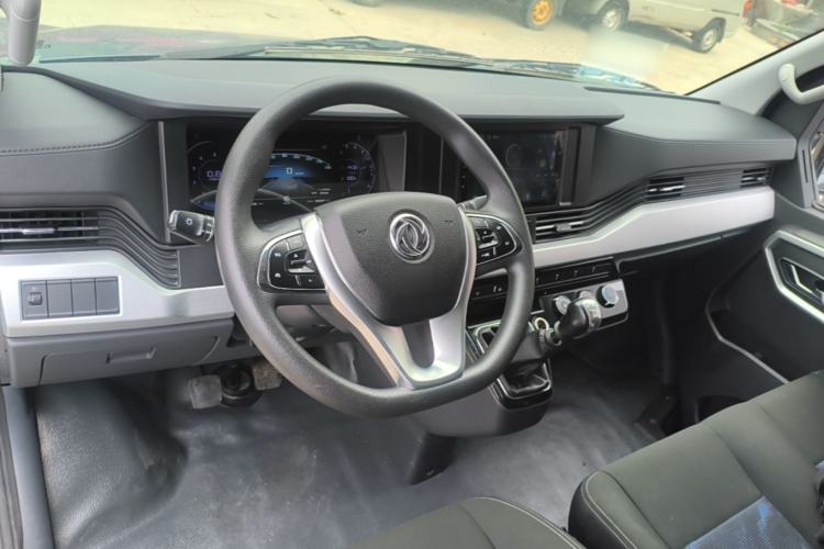 Used Dongfeng Yufeng 2023 V9+ 2.3T Manual Front-Drive Van Short Wheelbase Mid-Roof 3-Seater Center Console