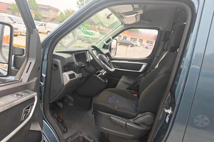 Used Dongfeng Yufeng 2023 V9+ 2.3T Manual Front-Drive Van Short Wheelbase Mid-Roof 3-Seater Driver Seat