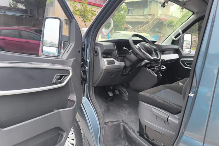 Used Dongfeng Yufeng 2023 V9+ 2.3T Manual Front-Drive Van Short Wheelbase Mid-Roof 3-Seater Driver Seat