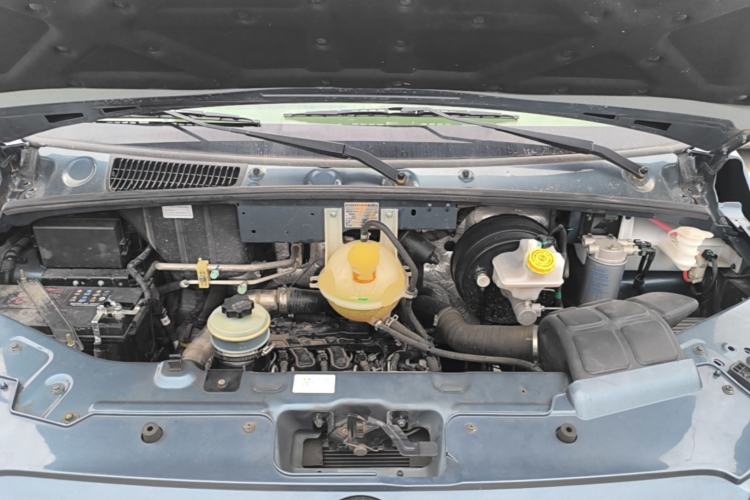 Used Dongfeng Yufeng 2023 V9+ 2.3T Manual Front-Drive Van Short Wheelbase Mid-Roof 3-Seater Engine Bay