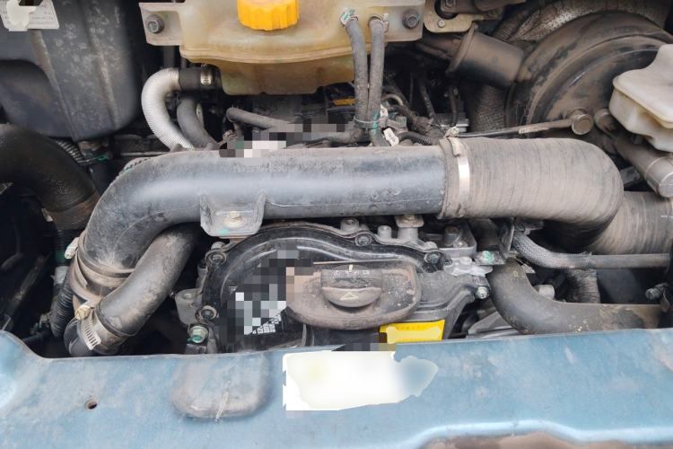 Used Dongfeng Yufeng 2023 V9+ 2.3T Manual Rear-Drive Cargo Van with Dual Rear Tires 3-Seater Engine Bay