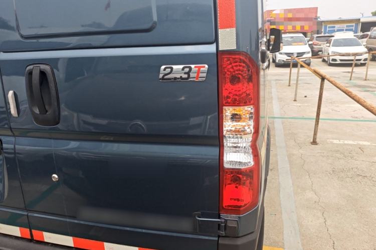 Used Dongfeng Yufeng 2023 V9+ 2.3T Manual Front-Drive Van Short Wheelbase Mid-Roof 3-Seater Exterior 3