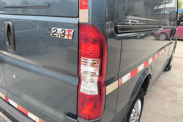 Used Dongfeng Yufeng 2023 V9+ 2.3T Manual Front-Drive Van Short Wheelbase Mid-Roof 3-Seater Exterior 3