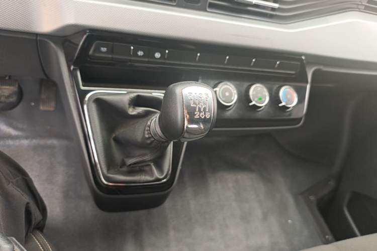 Used Dongfeng Yufeng 2023 V9+ 2.3T Manual Front-Drive Van Short Wheelbase Mid-Roof 3-Seater Gear Lever