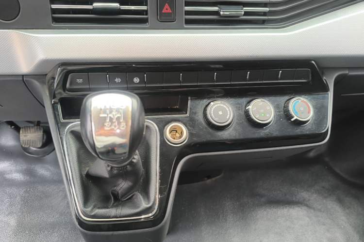 Used Dongfeng Yufeng 2023 V9+ 2.3T Manual Front-Drive Van Short Wheelbase Mid-Roof 3-Seater Gear Lever