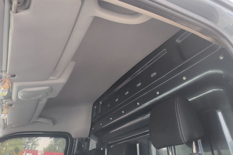 Used Dongfeng Yufeng 2023 V9+ 2.3T Manual Front-Drive Van Short Wheelbase Mid-Roof 3-Seater Headliner