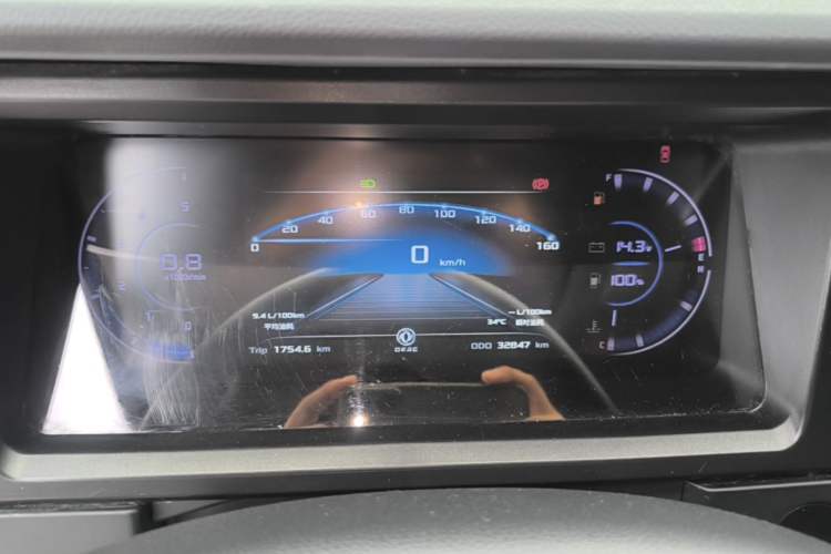 Used Dongfeng Yufeng 2023 V9+ 2.3T Manual Front-Drive Van Short Wheelbase Mid-Roof 3-Seater Instrument Cluster