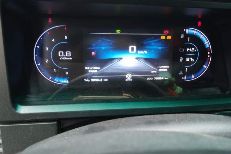 Used Dongfeng Yufeng 2023 V9+ 2.3T Manual Rear-Drive Cargo Van with Dual Rear Tires 3-Seater Instrument Cluster