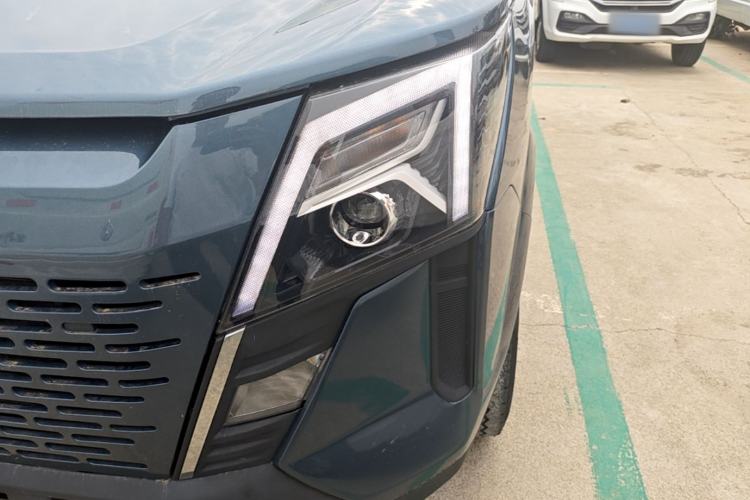 Used Dongfeng Yufeng 2023 V9+ 2.3T Manual Front-Drive Van Short Wheelbase Mid-Roof 3-Seater Left Front Headlight