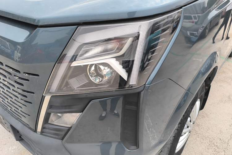 Used Dongfeng Yufeng 2023 V9+ 2.3T Manual Front-Drive Van Short Wheelbase Mid-Roof 3-Seater Left Front Headlight