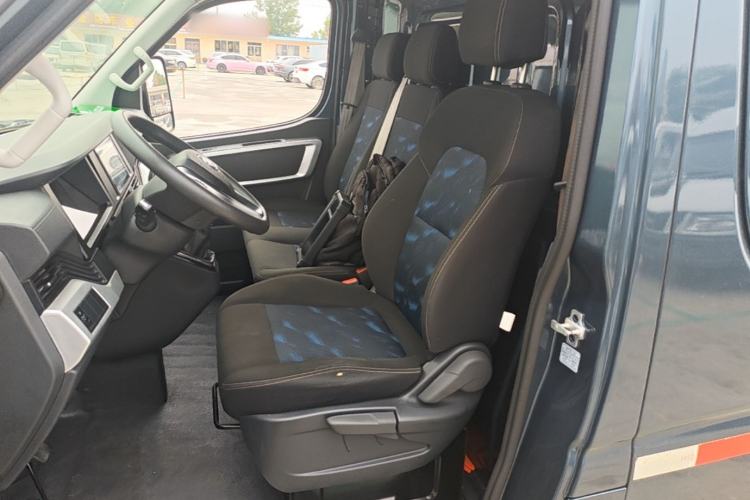 Used Dongfeng Yufeng 2023 V9+ 2.3T Manual Front-Drive Van Short Wheelbase Mid-Roof 3-Seater Left Front Seat