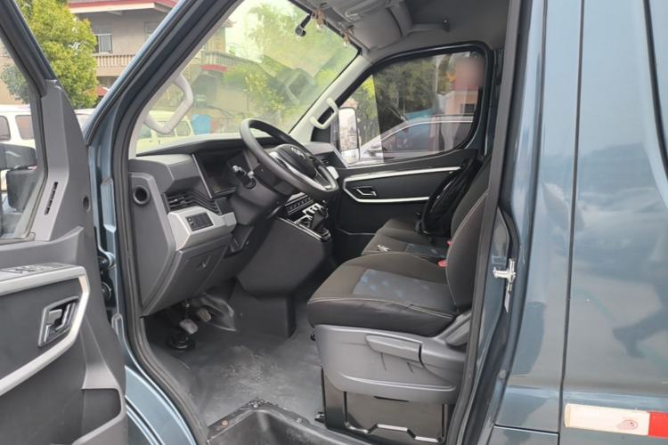 Used Dongfeng Yufeng 2023 V9+ 2.3T Manual Front-Drive Van Short Wheelbase Mid-Roof 3-Seater Left Front Seat