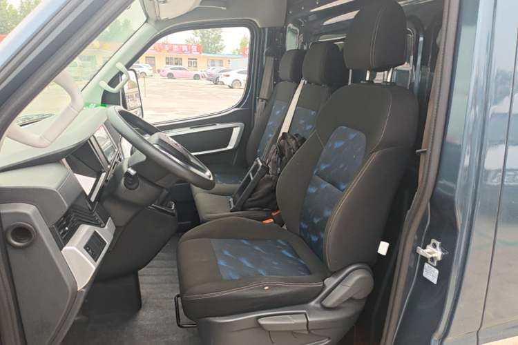 Used Dongfeng Yufeng 2023 V9+ 2.3T Manual Front-Drive Van Short Wheelbase Mid-Roof 3-Seater Left Rear Seat